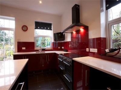 Kính màu ốp bếp - Màu đỏ mận Licoglass