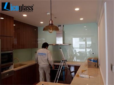 Kính màu ốp bếp màu xanh non